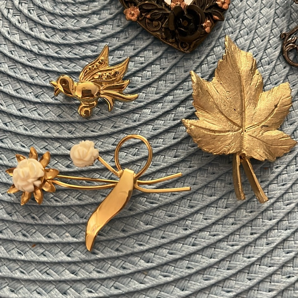 20 Assorted Vintage Brooches - Sarah Coventry, Rhinestone, Pearl & Spoon - Picture 6 of 8